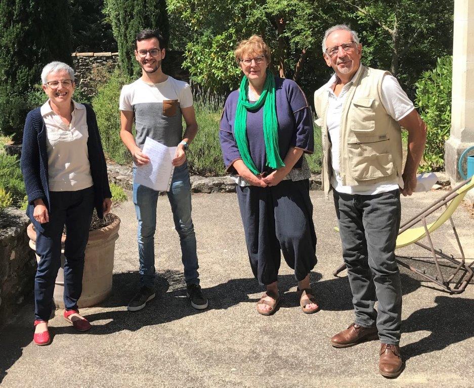 Vous avez envie de participer à une belle aventure collective ? De fouler les planches de la scène de l’Eden et être acteur d’un spectacle en fin d’année ? Alors l’atelier théâtre adultes de l’ARCL n’attend que vous ! L’animateur et intervenant Mathieu Lechable, jeune professeur diplômé d’une formation d’acteur pluridisciplinaire (théâtre, cinéma, danse, chant, clown, sophrologie), issu de l’école de théâtre Artefact de PARIS et lui-même comédien et metteur en scène, nous en décrit les objectifs : « l’atelier est basé sur l’apprentissage des bases théâtrales (corps, voix, espace, improvisation,), sur le lâcher prise, l’écoute, la confiance en soi et en l’autre, et surtout le plaisir de jouer pour retrouver le comédien qui sommeille en nous. » Tout cela débouchant sur une représentation en fin d’année. Le groupe ne doit pas dépasser la dizaine de participants, alors ne tardez-pas, lancez-vous sous les feux de la rampe ! Inscriptions arcl84contact@gmail.com ou 06 79 92 66 43 et aussi à la journée des associations du 5 septembre Photo du bureau de l’ARCL avec Mathieu Lechable, commedien, metteur en scène, cours théâtre de Robion