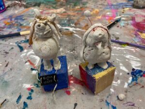 Atelier arts plastiques enfants de l ARCL a Robion : seances et creations des eleves